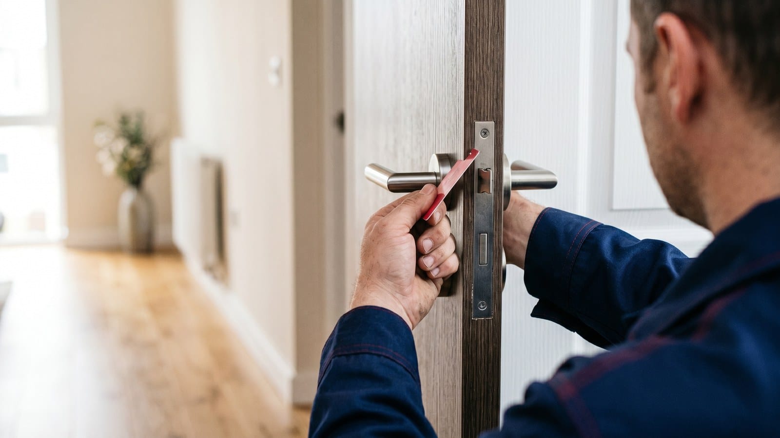 Ouverture de porte claquée : les techniques d'un serrurier