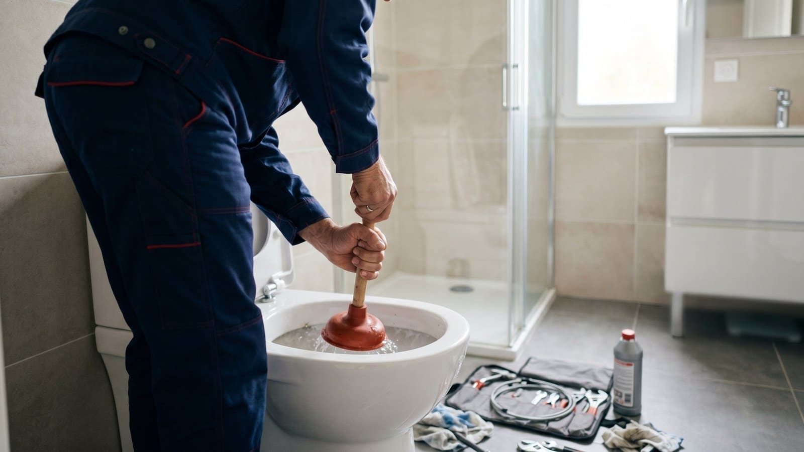 WC bouché : que faire, méthodes qui marchent et erreurs à éviter