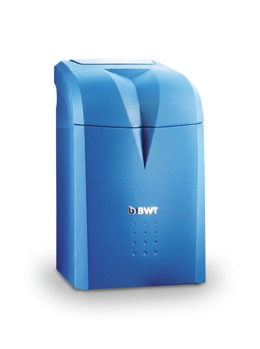 Adoucisseur BWT AQA Perla Compact vu de face, bac à sel et écran de commande