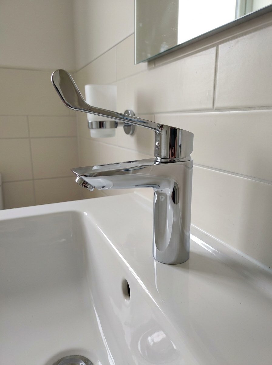 Mitigeur GROHE Eurosmart posé par un plombier, robinets d'arrêt raccordés sous le lavabo