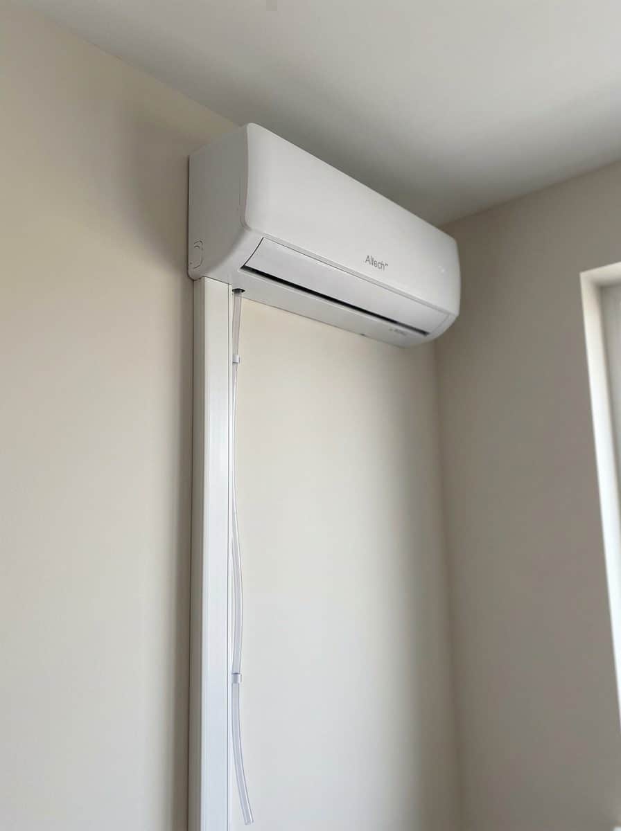 Groupe extérieur de pompe à chaleur air/air posé par un chauffagiste, liaisons raccordées