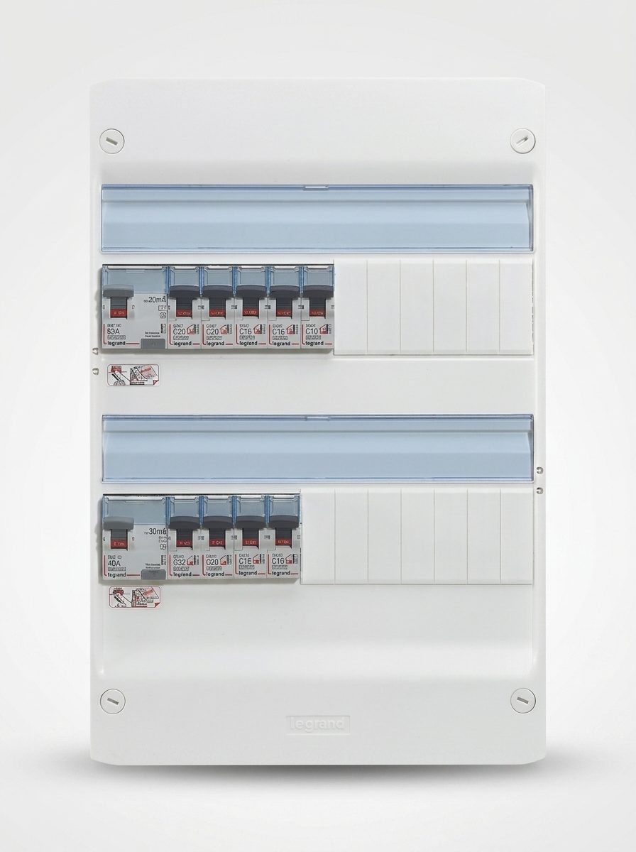 Coffret électrique Drivia blanc vu de face, rangées de modules Legrand repérés