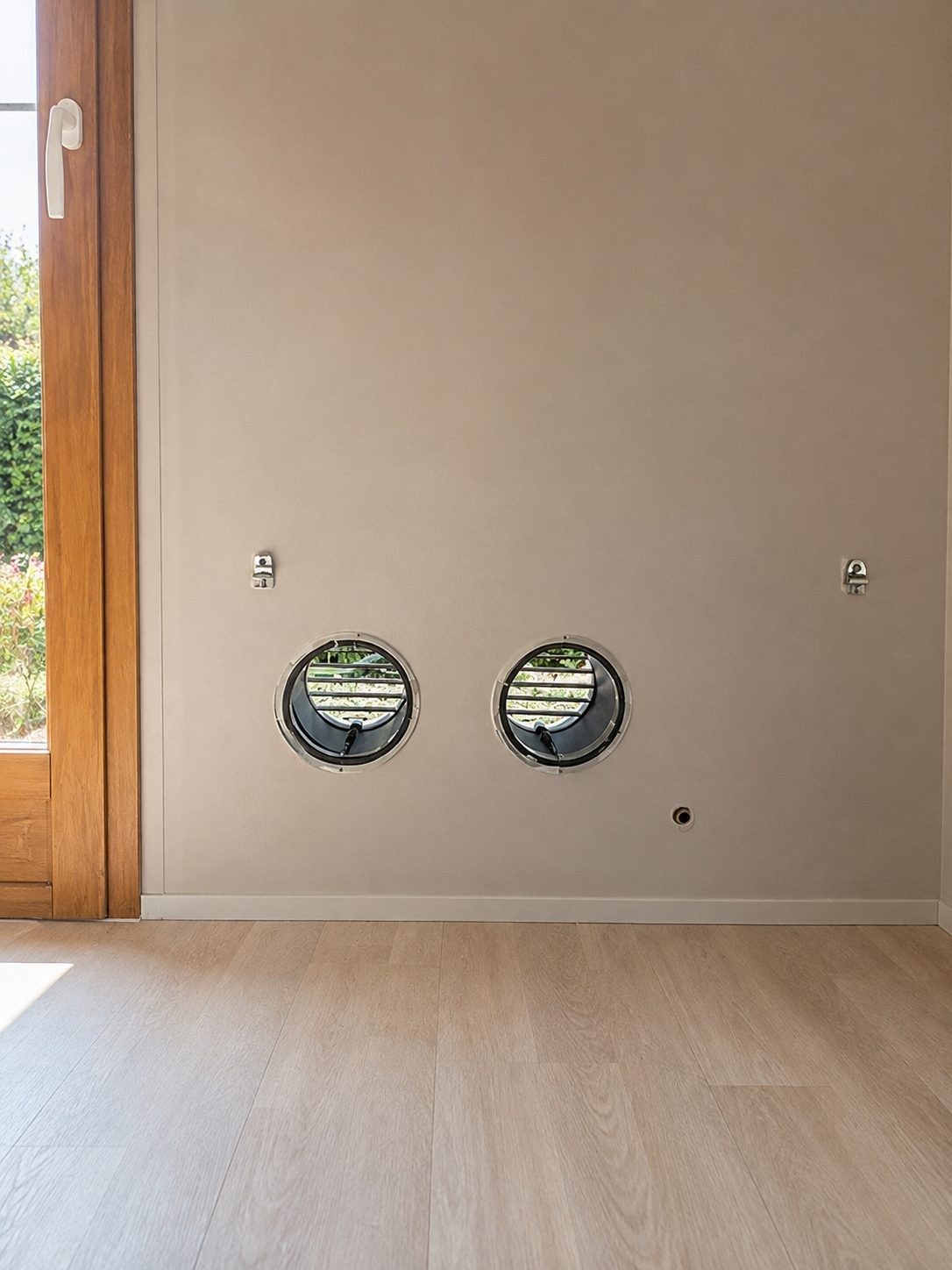 Deux percements traversants et grilles extérieures du monobloc