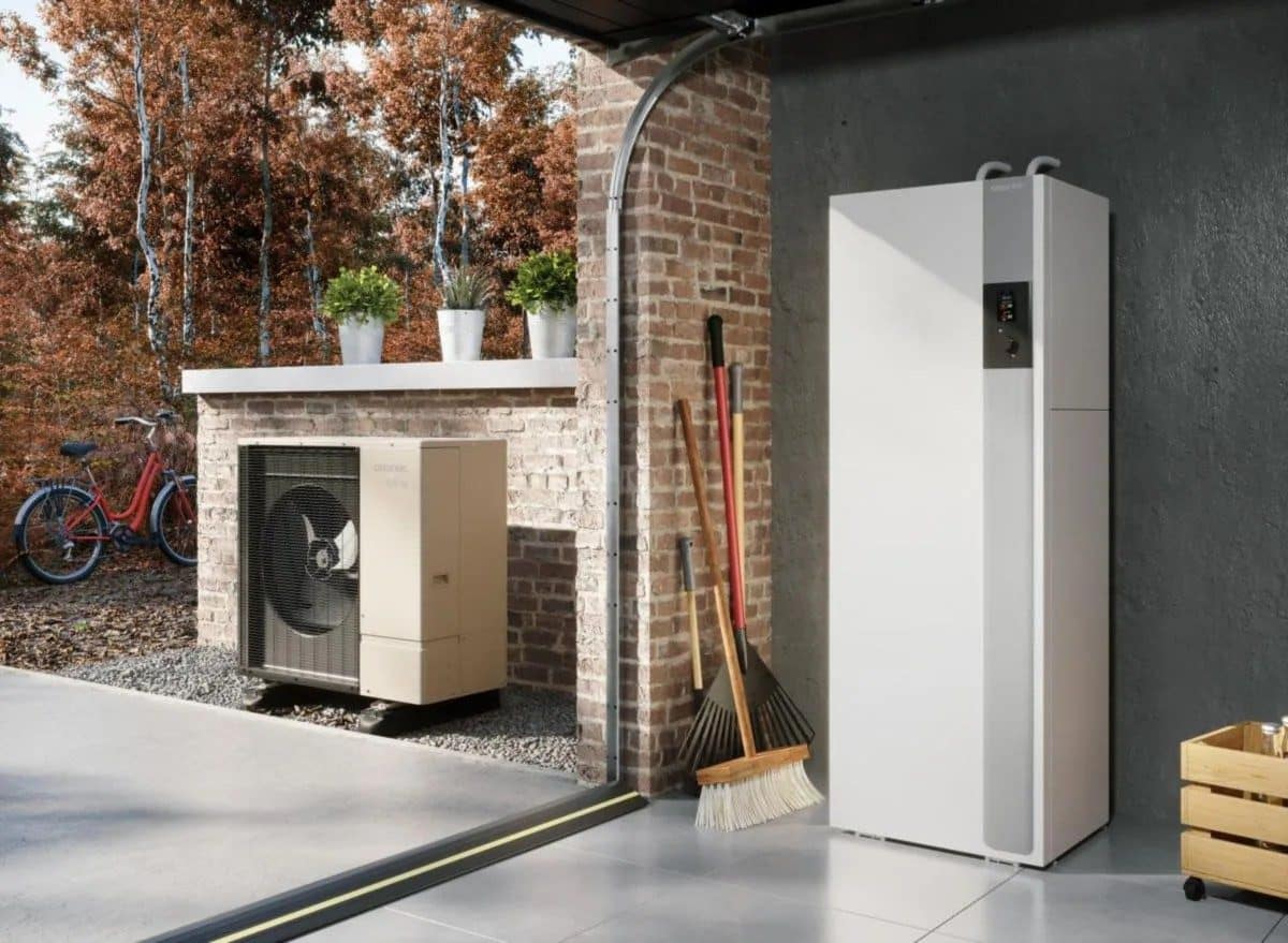 Chauffagiste RGE QualiPAC installant une pompe à chaleur air/eau Atlantic