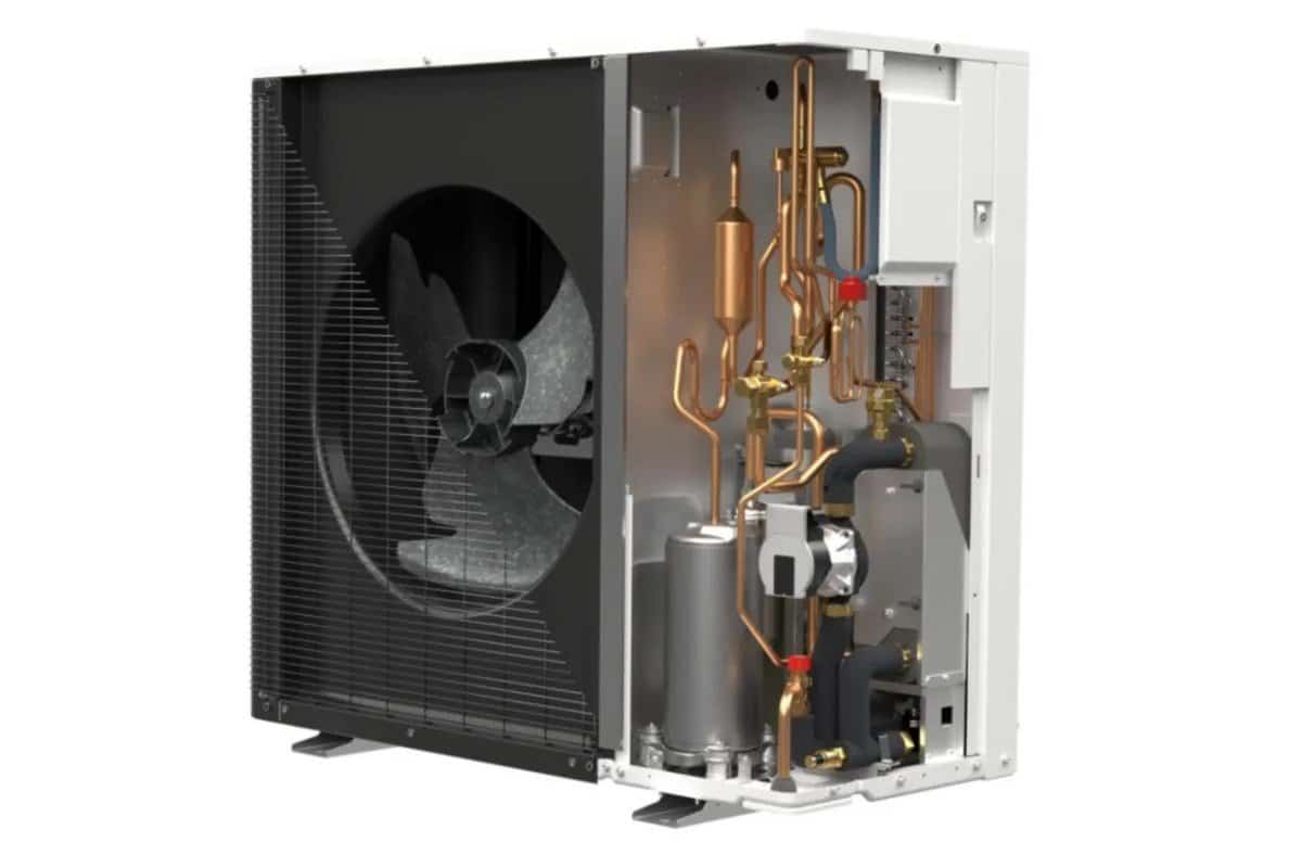 Vue écorchée du groupe extérieur d'une pompe à chaleur Atlantic Alféa Excellia M montrant le ventilateur, le compresseur, l'échangeur et les tuyauteries