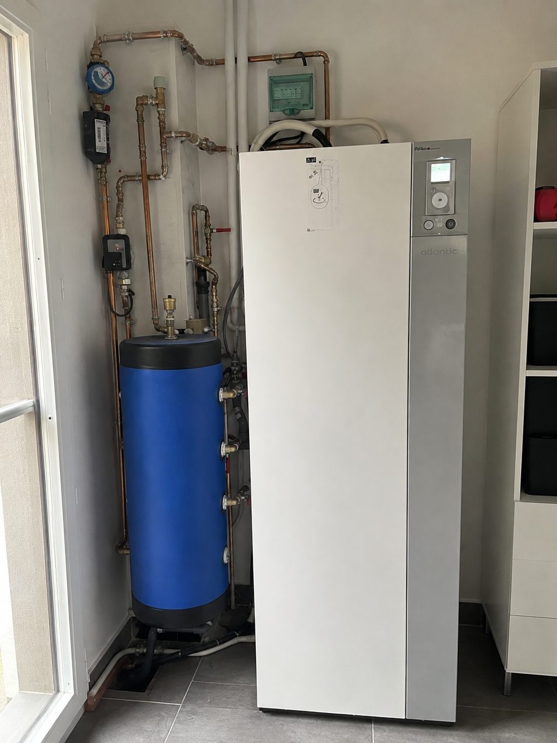 Pompe à chaleur Atlantic installée dans une maison avec radiateurs à eau